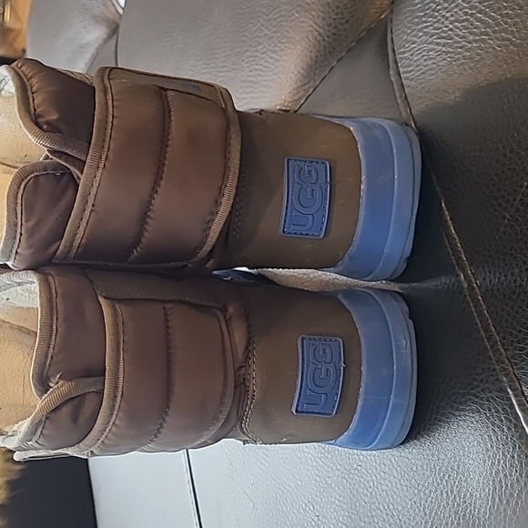 Hardly worn boys Uggs winter boots size 5 - Picture 3 of 5